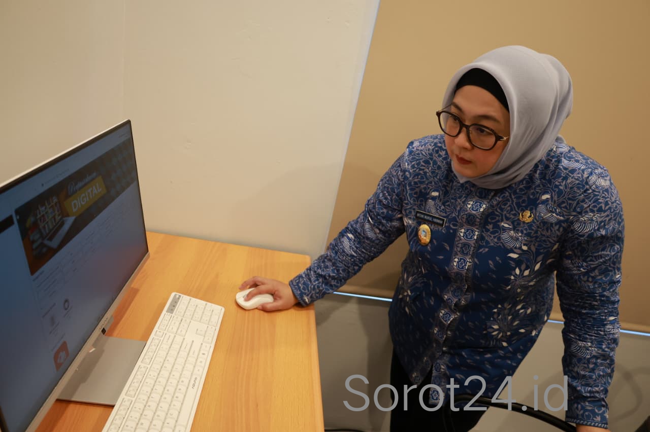 Wabup Intan menjajal komputer perpustakaan digital di Kelapa Dua``Camat Kelapa Dua Dadang Sudrajat berpidato saat peresmian perpustakaan