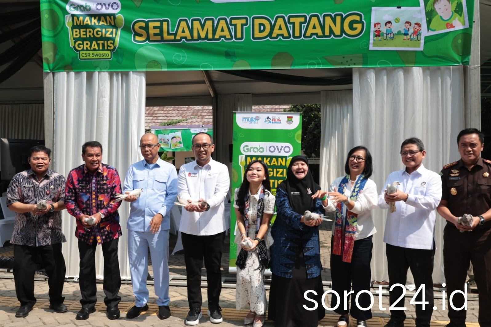 Bupati Tangerang bersama Jamintel Kejagung dan Kepala PPATK melepas burung merpati di SKhN 1 Balaraja