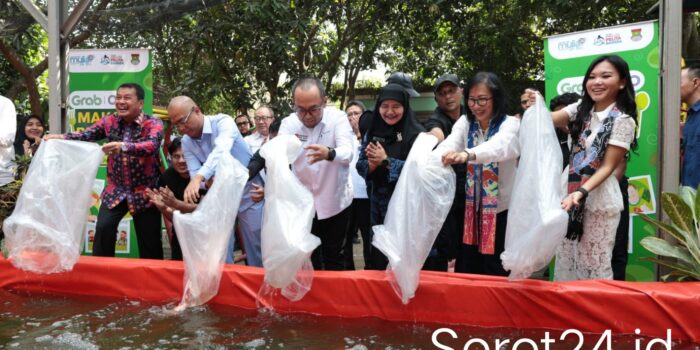 Pejabat menebar bibit ikan dalam kegiatan MBG berbasis CSR untuk siswa berkebutuhan khusus