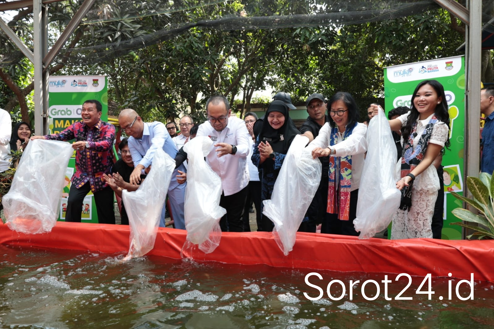 Pejabat menebar bibit ikan dalam kegiatan MBG berbasis CSR untuk siswa berkebutuhan khusus