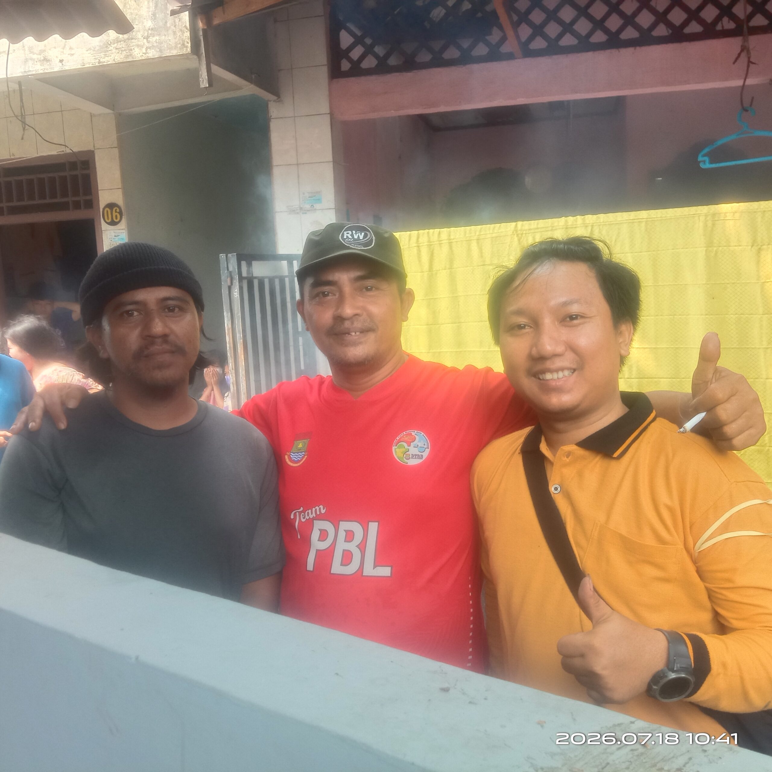 RT Tommi bersama petugas Puskesmas dan karang taruna RW 02 menunjukkan kekompakan setelah fogging selesai.