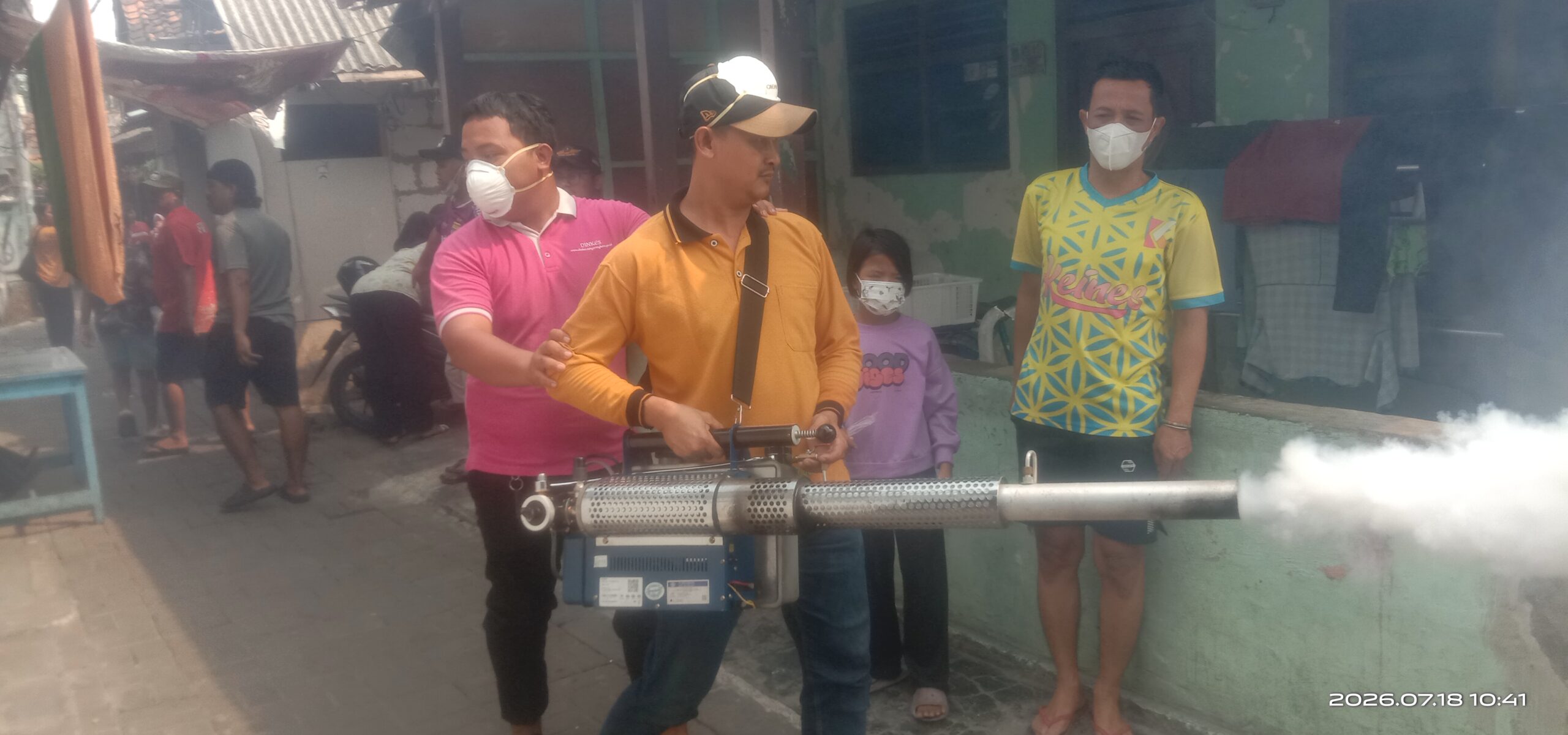 Kebersamaan petugas dan warga saat melakukan upaya pencegahan DBD di Babakan.
