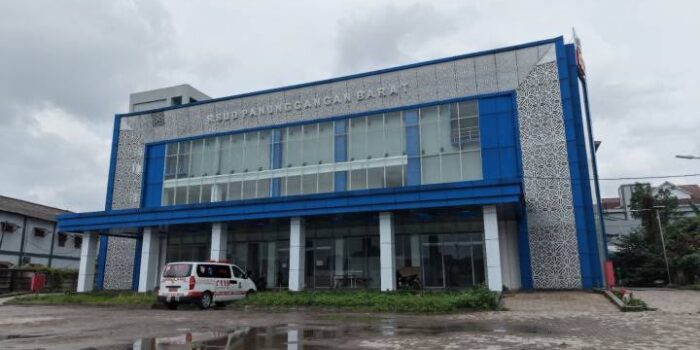 Gedung RSUD Panunggangan Barat Kota Tangerang dengan satu unit ambulans di depan