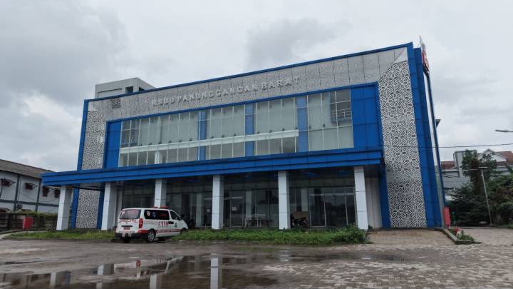 Gedung RSUD Panunggangan Barat Kota Tangerang dengan satu unit ambulans di depan