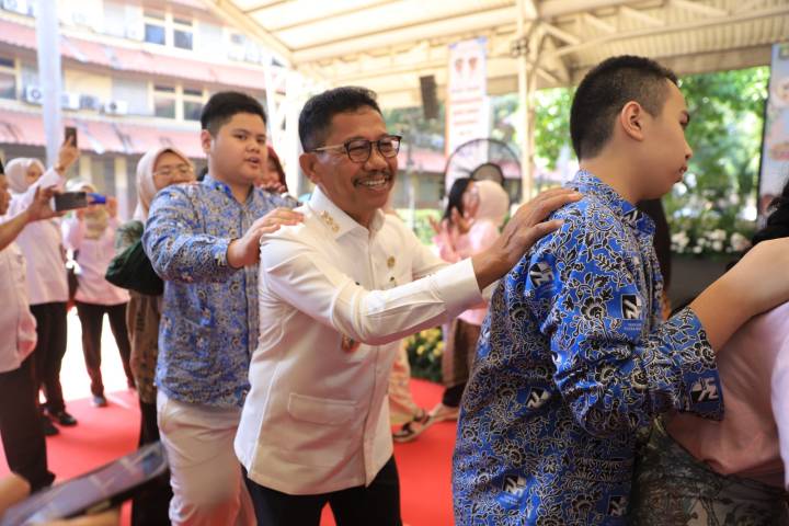 walikota Tangerang Sahrudin dan Kepala DP3AP2KB Kota Tangerang Tihar Sopian saat berinteraksi dengan anak dalam kegiatan HAN 2026
