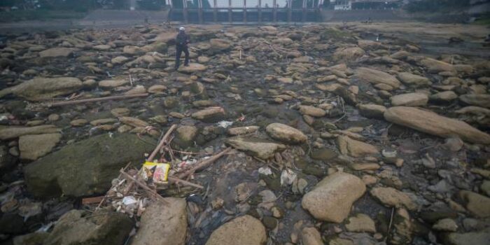 Sampah menumpuk di dasar sungai Tangerang saat kemarau