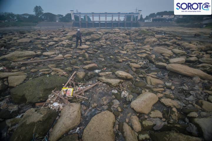 Sampah menumpuk di dasar sungai Tangerang saat kemarau