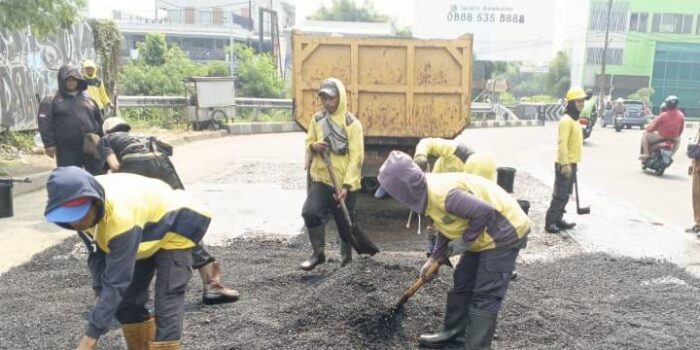 Proses perbaikan jalan oleh petugas PUPR Kota Tangerang. 4 ruas jalan strategis akan diperbaiki mulai Agustus