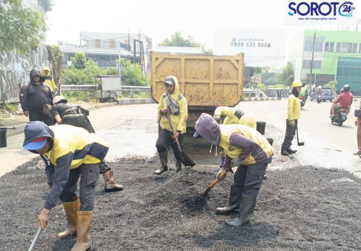 Proses perbaikan jalan oleh petugas PUPR Kota Tangerang. 4 ruas jalan strategis akan diperbaiki mulai Agustus