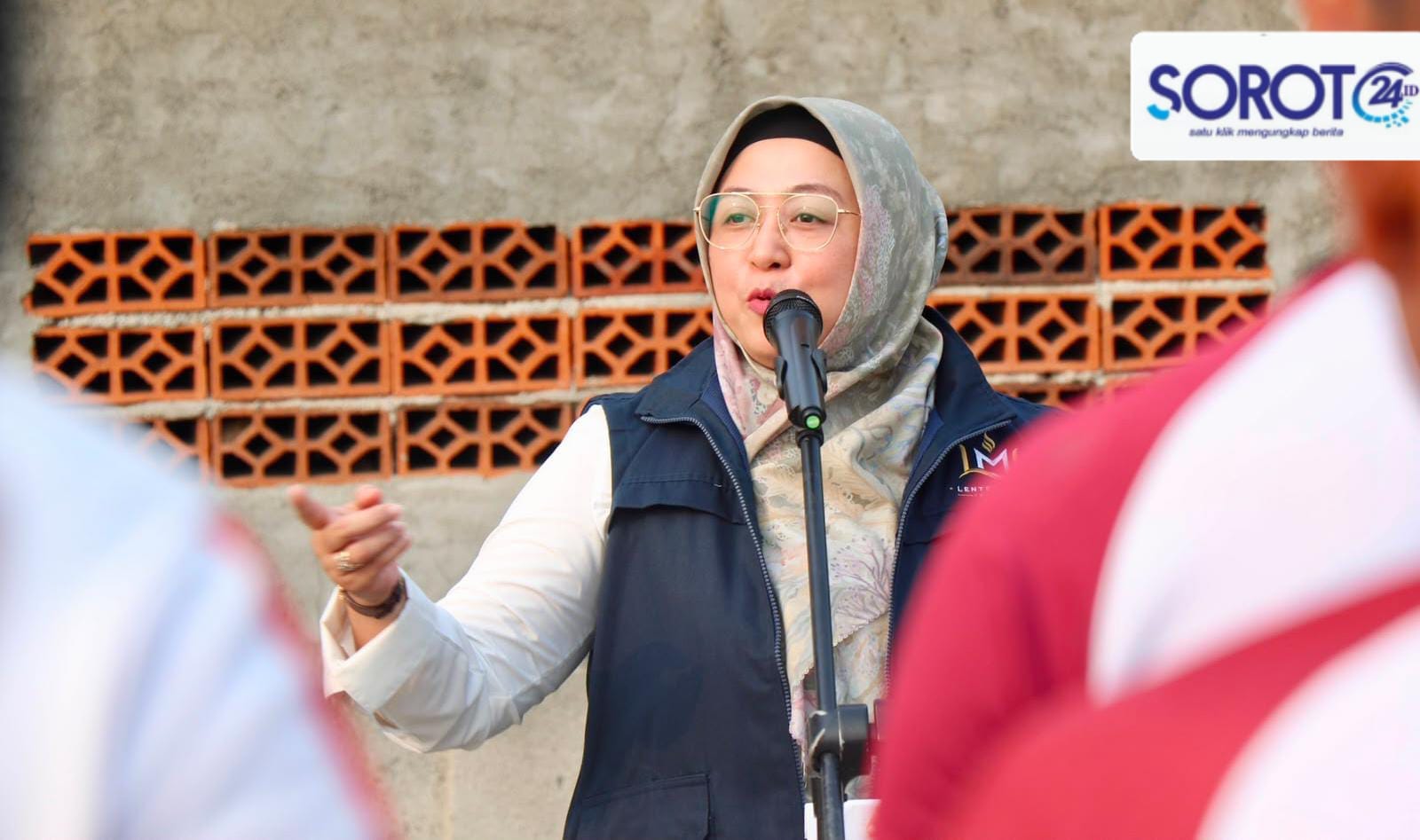 Wabup Intan saat memberikan arahan kepada peserta aksi bersih-bersih sampah.