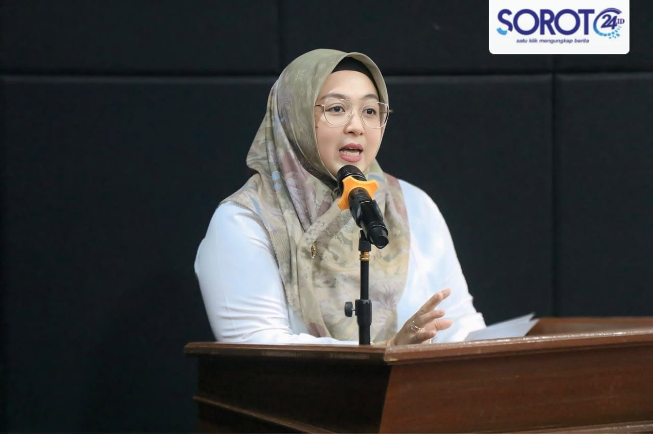 Wabup Intan menyampaikan materi tentang pentingnya budaya sadar hukum bagi anak