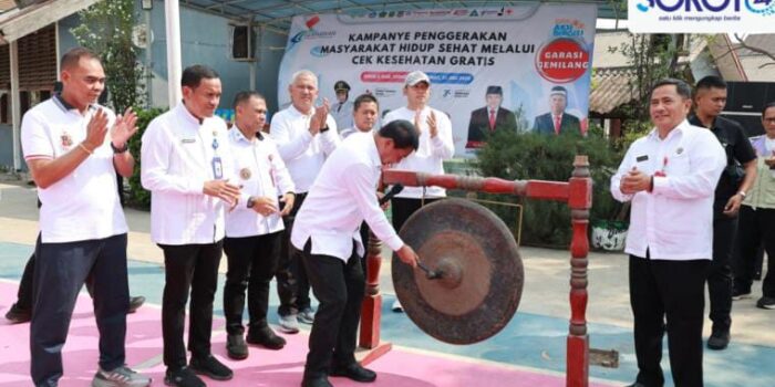 Bupati Maesyal memukul gong tanda dimulainya CKG di SMK 2 Sepatan.