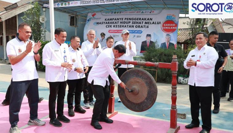 Bupati Maesyal memukul gong tanda dimulainya CKG di SMK 2 Sepatan.
