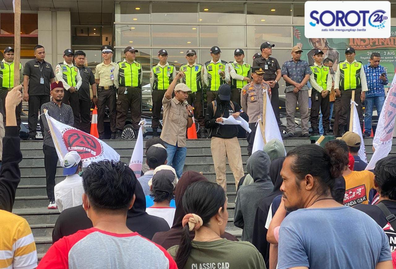 aksi demo almamater lima di tangcity tuntut kembalikan rth taman potret