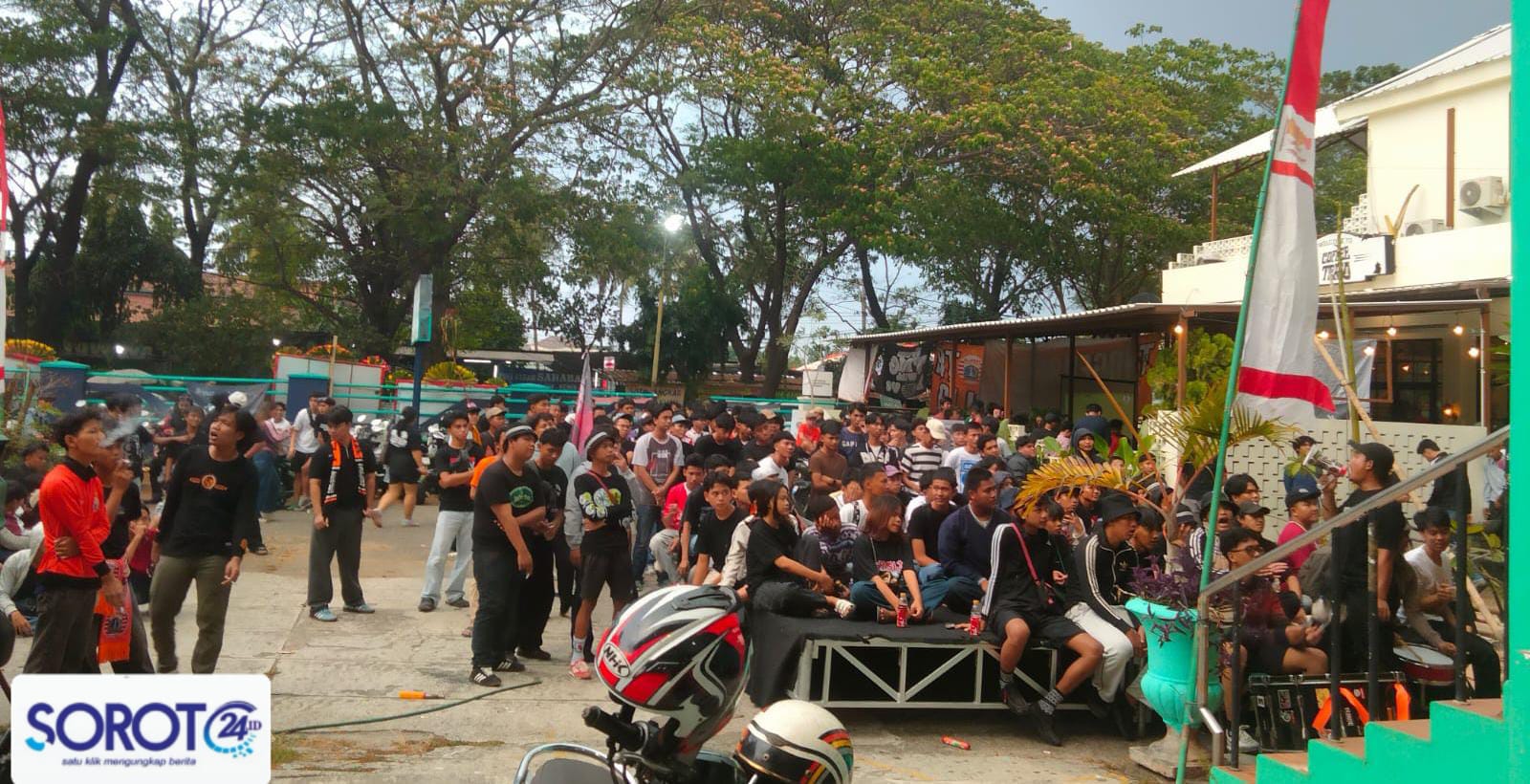 Sekitar 100 suporter mengikuti nobar Piala Presiden di CoffeeTerio & Toast, Jl. TMP Taruna Tangerang