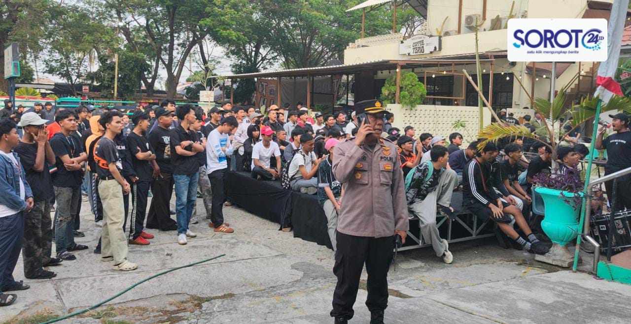 Kapolsek Tangerang Kompol Suyatno memimpin pengamanan nobar PERSIJA vs PERSIB di CoffeeTerio, Kota Tangerang