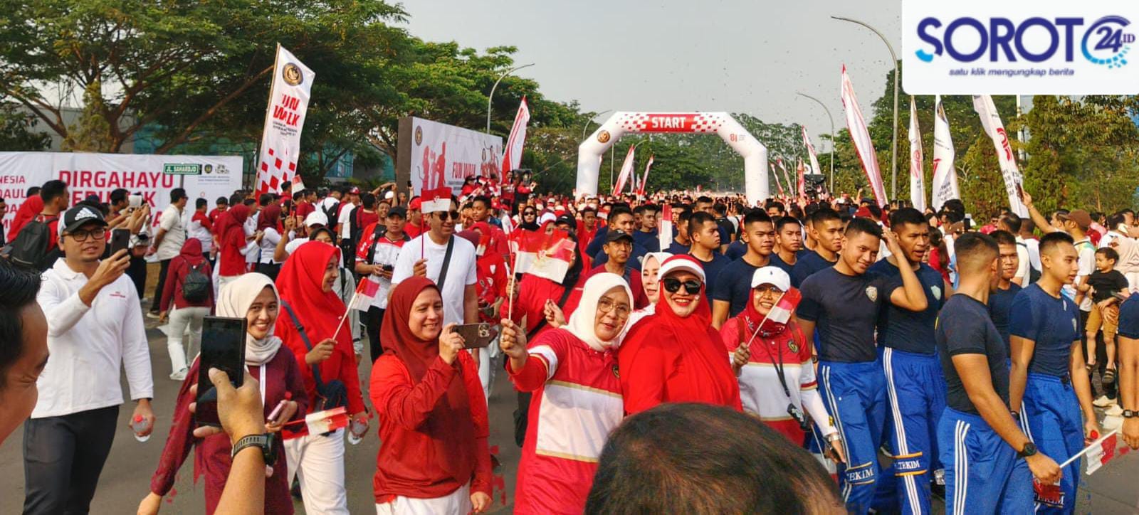 Peserta Fun Walk Imipas bendera merah putih Puspemkot