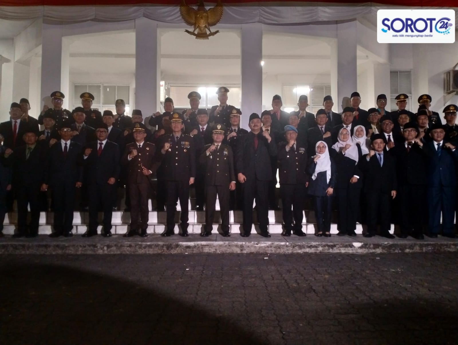 Foto bersama Forkopimda dan peserta upacara Renungan Suci HUT RI ke-81 di TMP Taruna Kota Tangerang