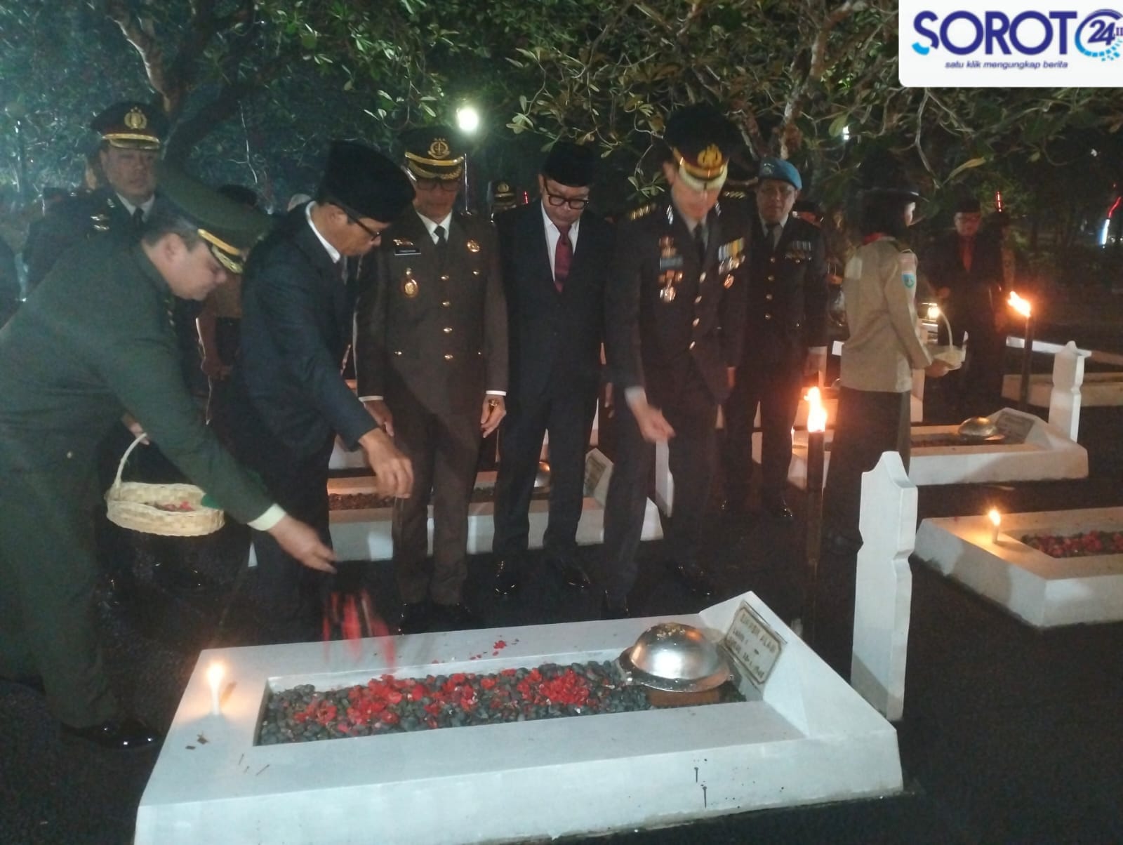 Proses tabur bunga oleh pejabat TNI dan Forkopimda Kota Tangerang di Taman Makam Pahlawan Taruna
