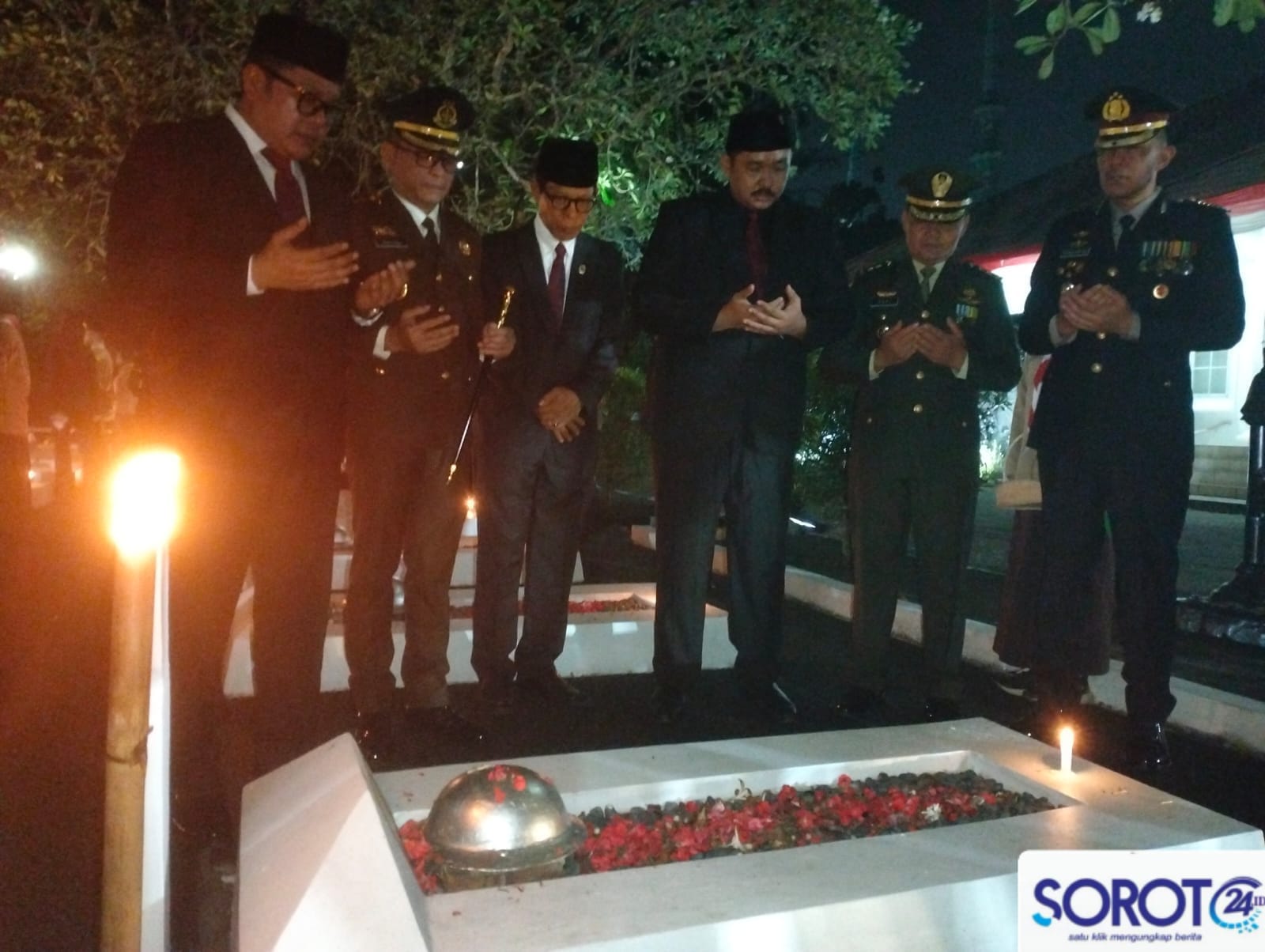 Jajaran Forkopimda Kota Tangerang berdoa di depan makam pahlawan dengan penerangan obor saat Renungan Suci