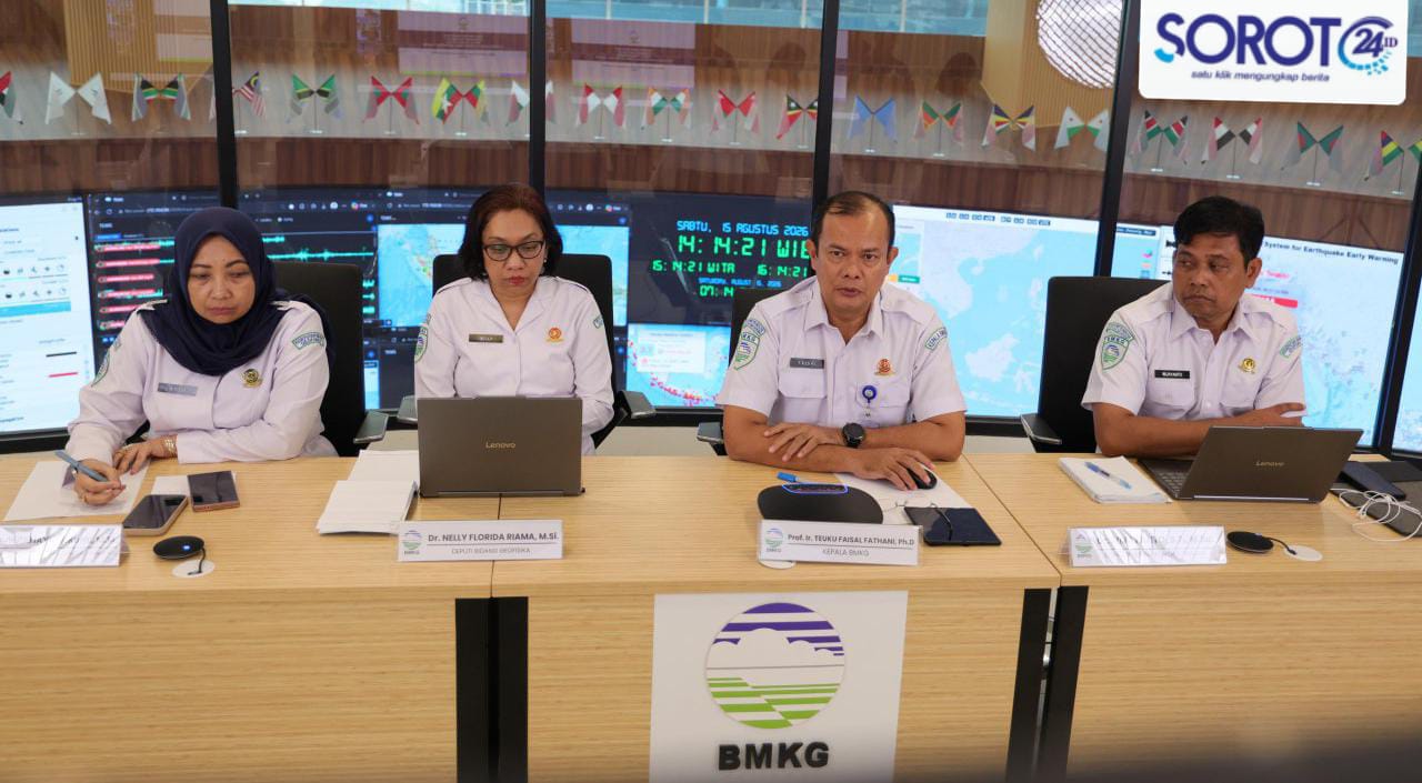 Kepala BMKG Prof Teuku Faisal Fathani bersama jajaran saat konferensi pers terkait gempa bumi di Flores NTT`