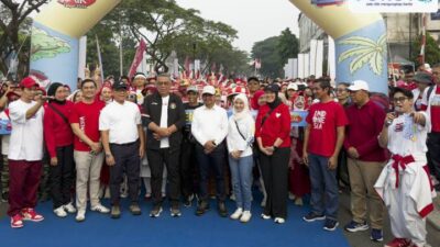 Wali Kota Tangerang dan Tangsel melepas peserta fun walk pada peresmian CFD Graha Raya 2026