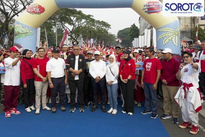 Wali Kota Tangerang dan Tangsel melepas peserta fun walk pada peresmian CFD Graha Raya 2026