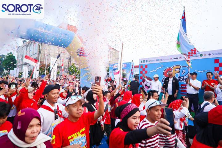 Kemeriahan warga saat peresmian CFD Graha Raya dengan konfeti dan bendera merah putih