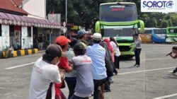 Warga Terminal Kalideres berusaha menarik bus double decker 24 ton dalam lomba HUT RI ke-81