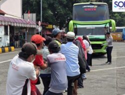 Viral! Warga Terminal Kalideres Gelar Lomba Tarik Bus 24 Ton Peringati HUT RI ke-81