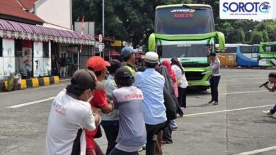Warga Terminal Kalideres berusaha menarik bus double decker 24 ton dalam lomba HUT RI ke-81
