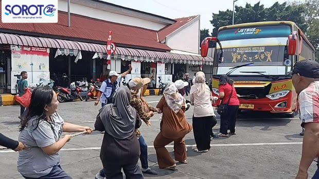 Ibu-ibu Terminal Kalideres menarik bus PO Arimbi seberat 8 ton dan keluar sebagai pemenang lomba tarik bus