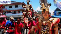 Atraksi Tandu Golok dalam perayaan budaya Tionghoa dengan peserta berpakaian merah memikul tandu Tatung