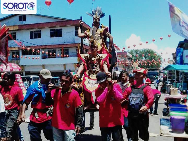 Peserta atraksi budaya Tatung dengan kostum tradisional dan ornamen tengkorak saat perayaan HUT Datuk