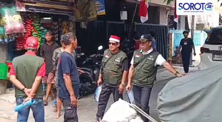 Ketua RW 02 Babakan Pak Cucu dan pengurus menyusuri gang untuk cek kebersihan