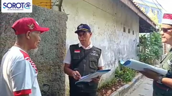 Ketua RW 02 Babakan Pak Cucu ngobrol santai dengan Juri soal kebersihan