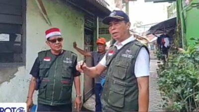 Ketua RW 02 Babakan dan pengurus melakukan monitoring kebersihan di wilayah RW 02 Babakan