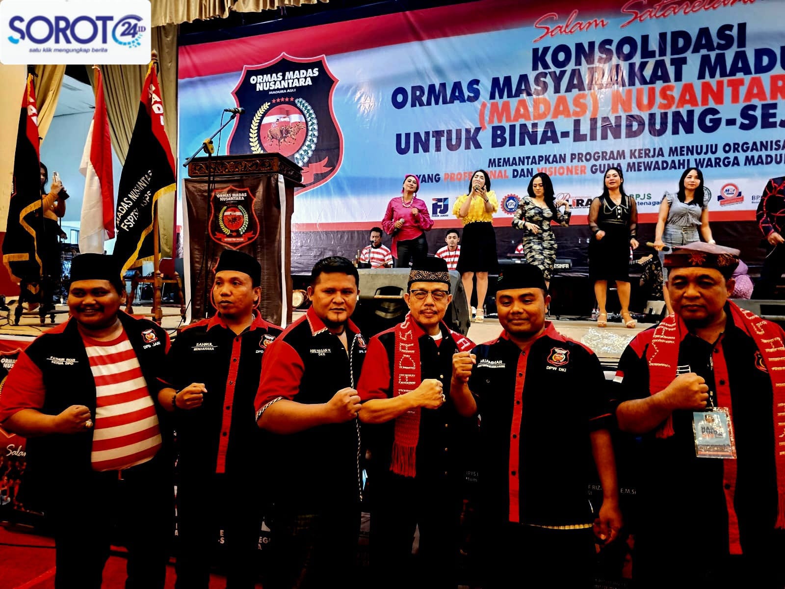 Pengurus Ormas Madas Nusantara foto bersama di depan panggung acara