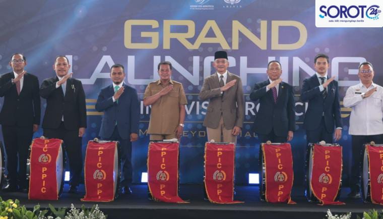 Bupati Maesyal bersama pejabat potong pita peresmian hangar VTDI