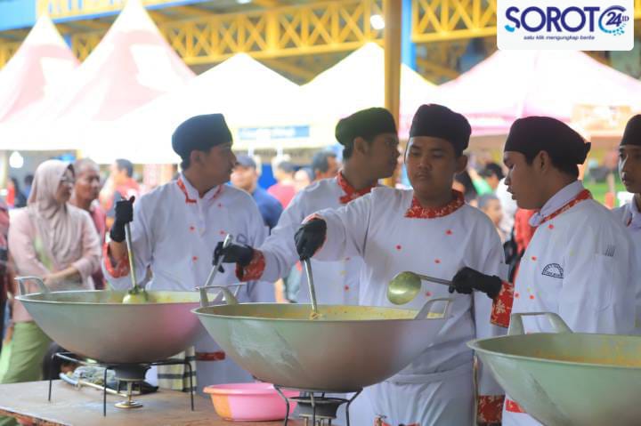 Para chef ber seragam putih memasak di wajan besar Tangerang Culinary Day