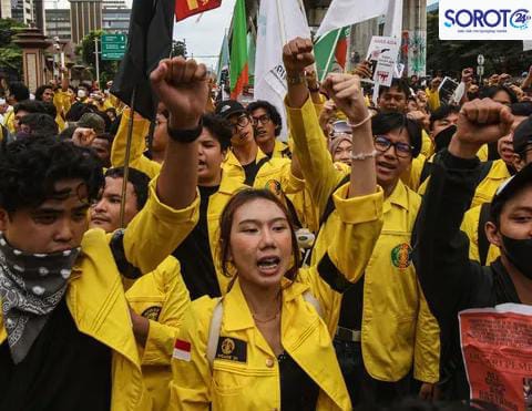 Mahasiswa UI mengangkat tangan dan mengepalkan tangan saat aksi di Bundaran HI