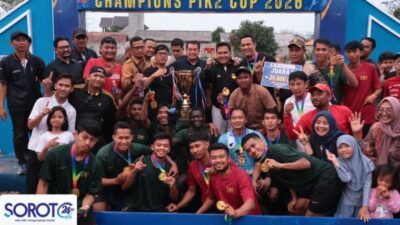 Bupati Maesyal berfoto bersama tim juara memegang trofi dan uang pembinaan 35 juta