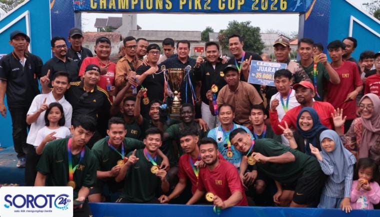Bupati Maesyal berfoto bersama tim juara memegang trofi dan uang pembinaan 35 juta