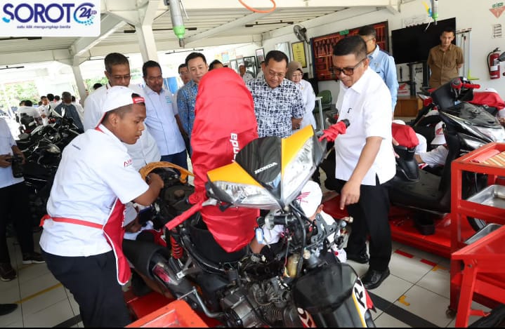 Pejabat dan siswa SMK melihat praktik perbaikan motor Honda di bengkel sekolah