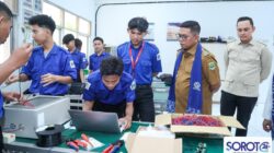Gubernur Andra Soni memakai selendang biru melihat siswa SMK praktik wiring di laboratorium