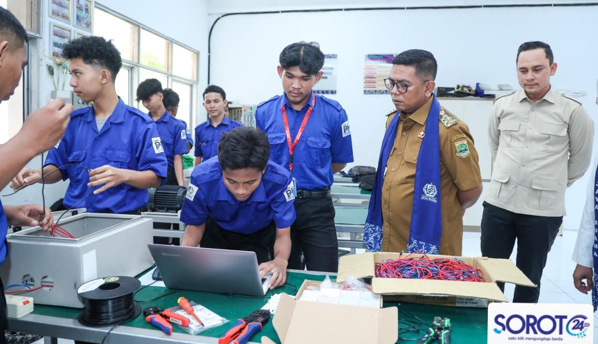 Gubernur Andra Soni memakai selendang biru melihat siswa SMK praktik wiring di laboratorium
