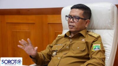 Gubernur Banten Andra Soni memakai baju coklat berbicara saat rapat di kantor Gubernur