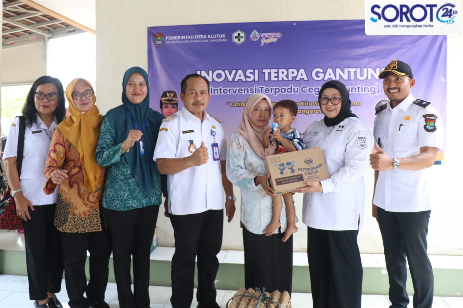 Wabup Intan menyerahkan kotak susu dan telur kepada ibu dan balita di Desa Klutuk