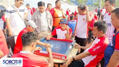 Para pejabat Pemkot Tangerang bermain domino di meja saat lomba HUT RI