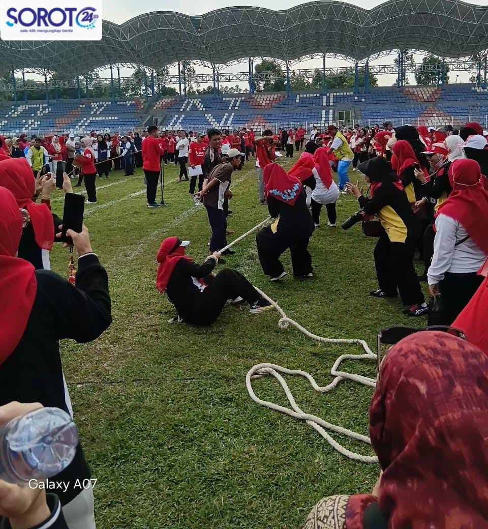 Ibu-ibu ASN memakai jilbab merah tarik tambang di lapangan Stadion Benteng disaksikan banyak penonton
